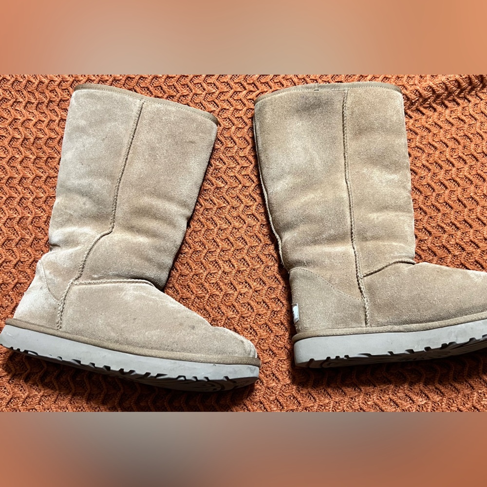 Classic Tall Uggs with leopard fur lining